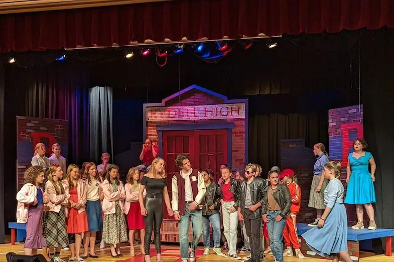 Student-centered discussion, oral presentations, speeches, dramatic readings, poetry recitations, and performing arts improve students’ public speaking abilities and help students find their voice. Vo